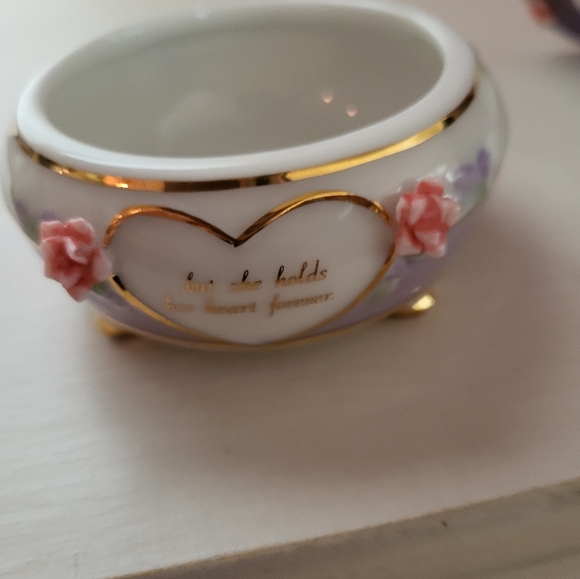 Ardleigh Elliott "A Mother's Embrace" Porcelain Music Box - Picture 5 of 9